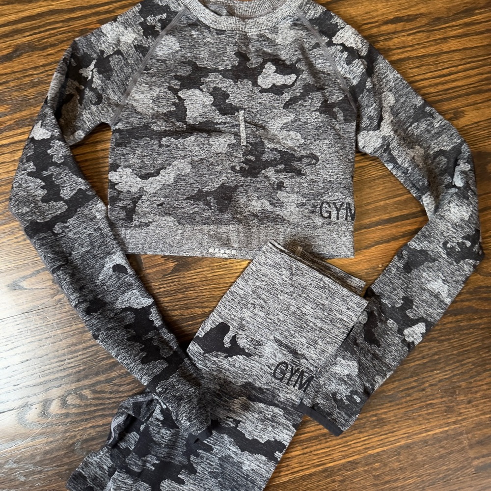 Never worn chic Gray & Black Camo Crop Top & Leggings Set